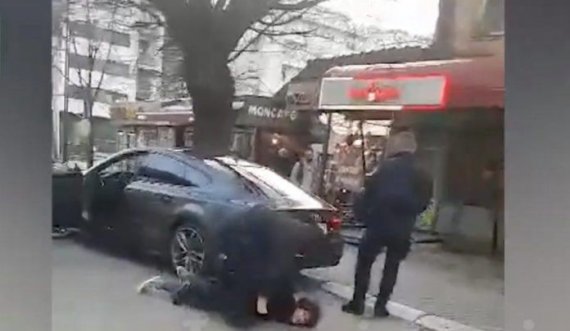 Shikoni si tre policë të Kosovës në Pejë maltretojnë një të ri gjatë arrestimit: 'O falem të lutna'