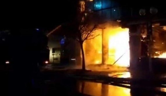 Zjarri përfshin qendrën më të madhe tregtare