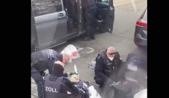 Policia gjermane kontrollon një autobus me mërgimtarë, iu gjejnë thasë me speca