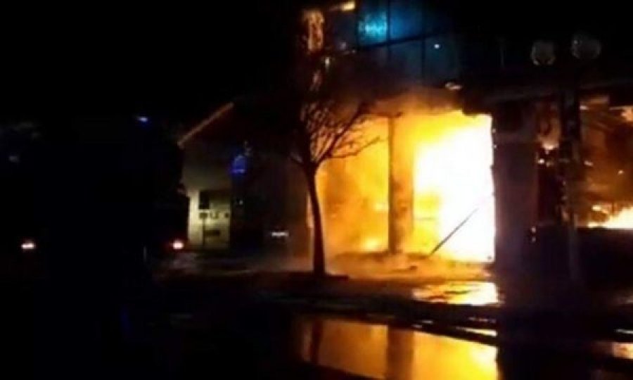 Zjarri përfshin qendrën më të madhe tregtare