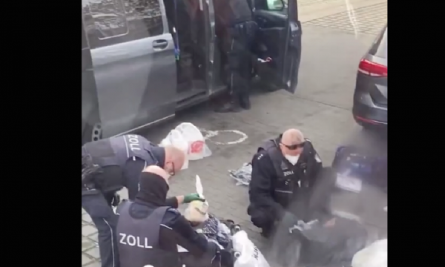 Policia gjermane kontrollon një autobus me mërgimtarë, iu gjejnë thasë me speca