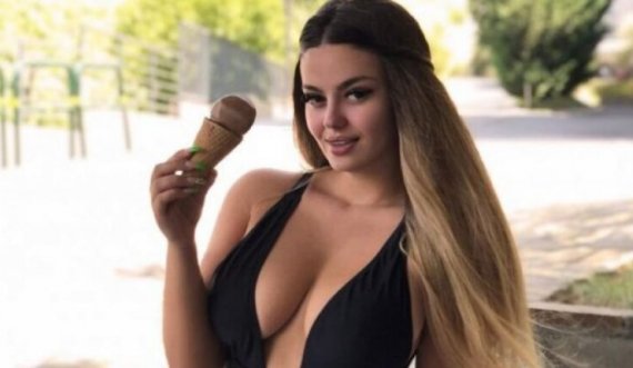 Enca shfaqet në foto duke lëpirë…