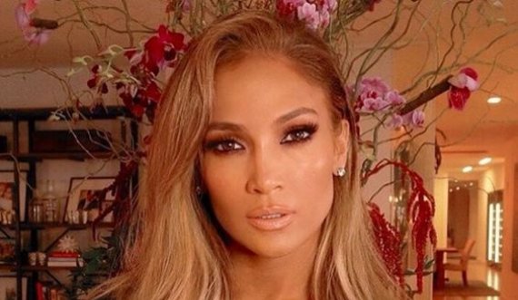 J.Lo para dhe pasi pastron live fytyrën nga makeup-i. Sa ndryshe!