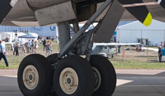 Një person udhëtoi nga Afrika në Londër i fshehur në rrotën e aeroplanit