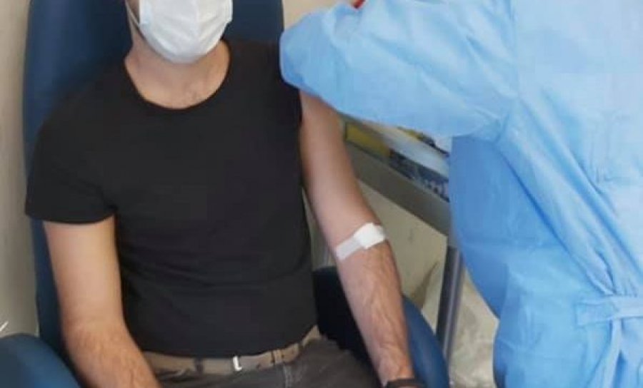 Specializanti shqiptar merr vaksinën Pfizer në Romë