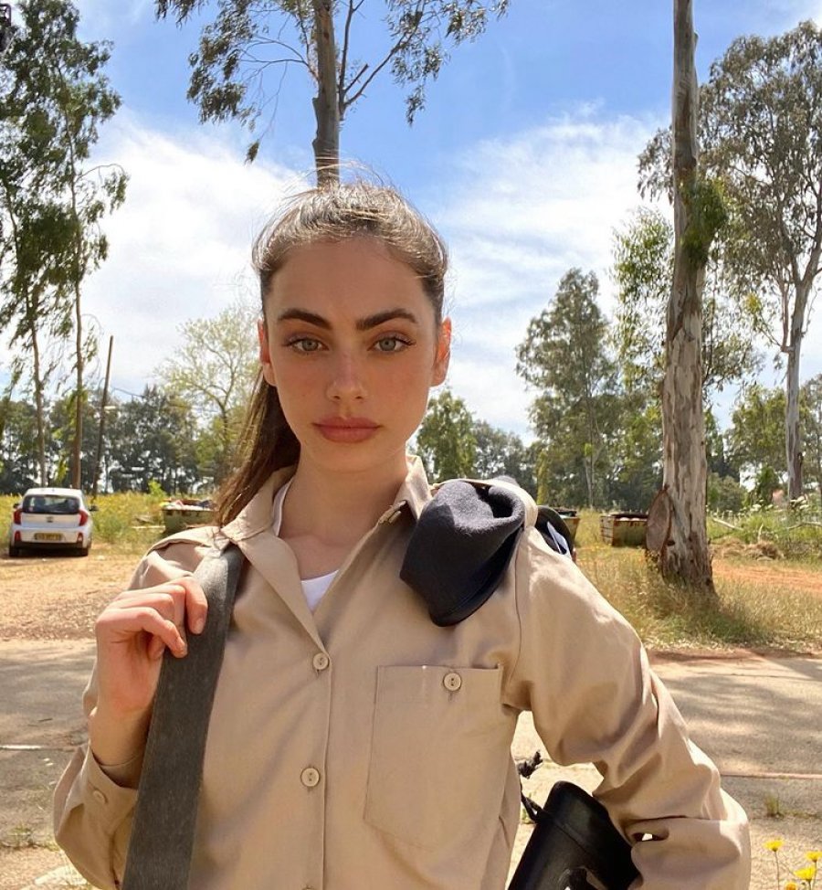 “Ushtarakja” 19-vjeçare shpallet femra më e bukur në botë