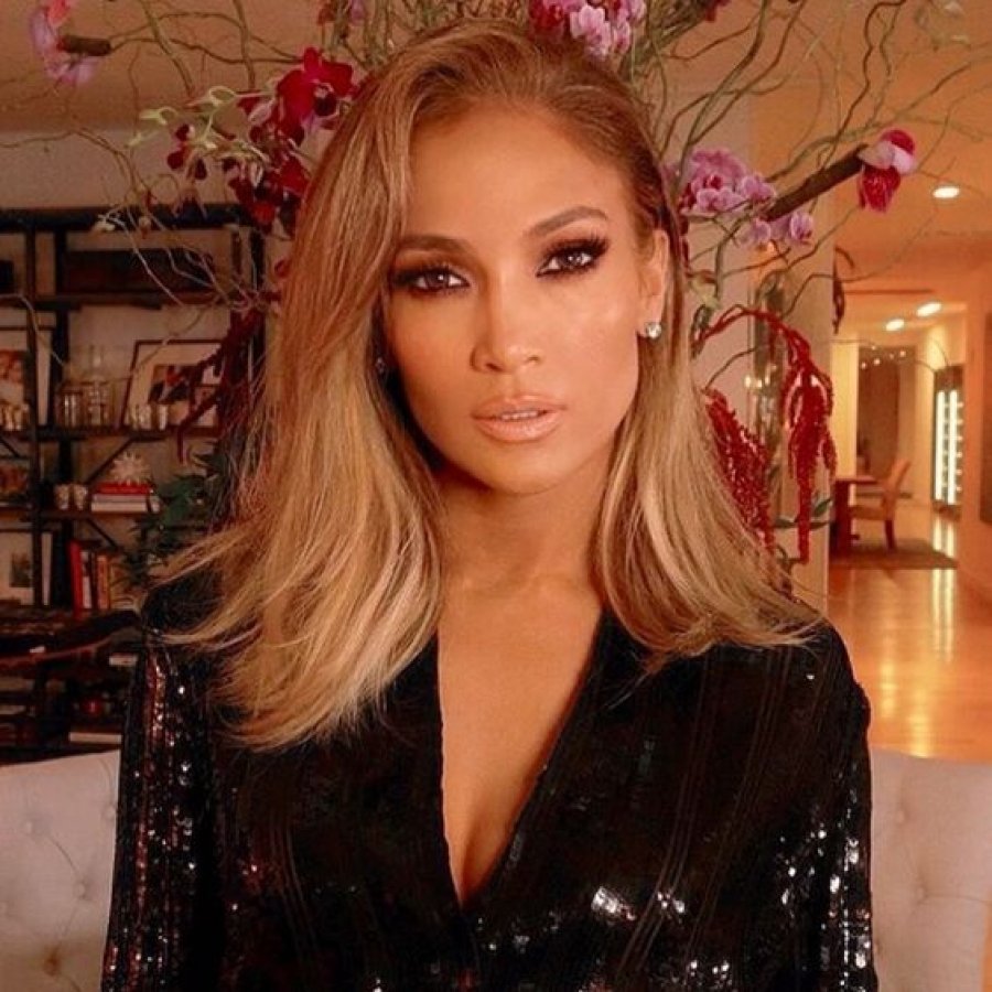 J.Lo para dhe pasi pastron live fytyrën nga makeup-i. Sa ndryshe!