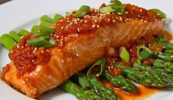 Receta e Cekës: Salmon me salcë domatesh