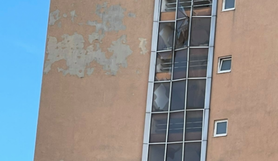 Dritaret e banesave thyhen nga fuqia e madhe e shpërthimit në Ferizaj