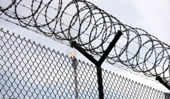 Dy të burgosur ngjiten në kulmin e Burgut të Mitrovicës, kjo ishte kërkesa e tyre