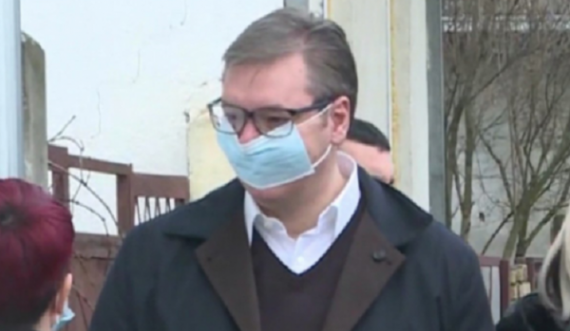 Mënyra e çuditshme se si  Aleksander Vuçiq vendos maskën