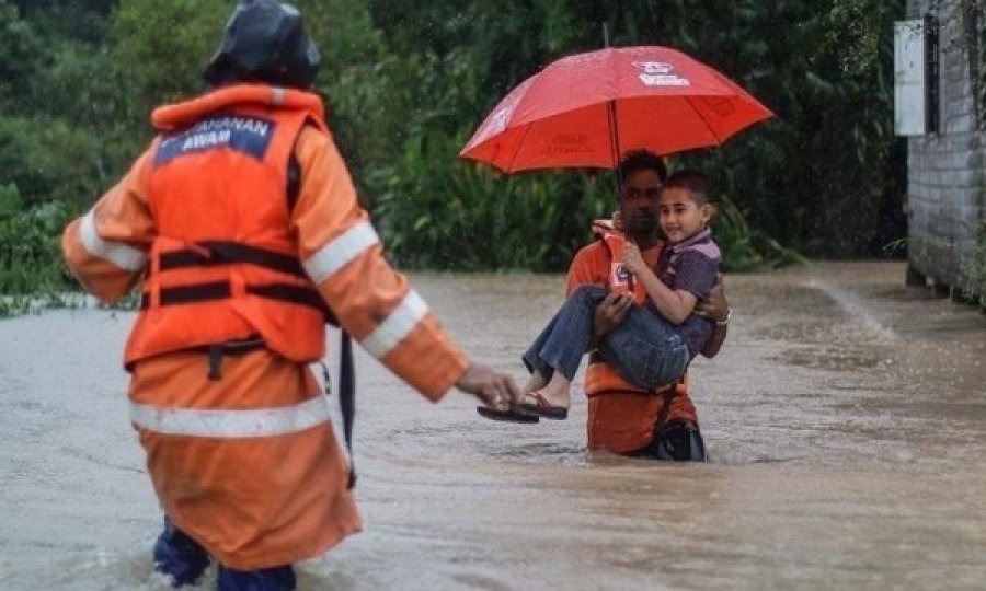 Mbi 20 mijë persona janë evakuuar në Malajzi si pasojë e shirave muson