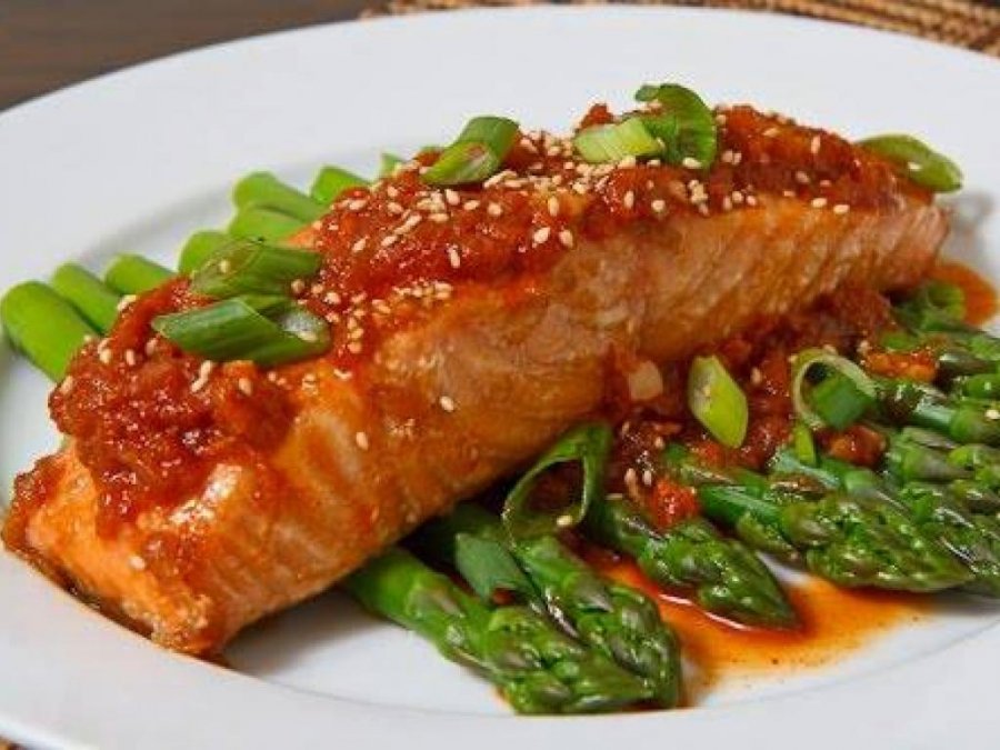 Receta e Cekës: Salmon me salcë domatesh