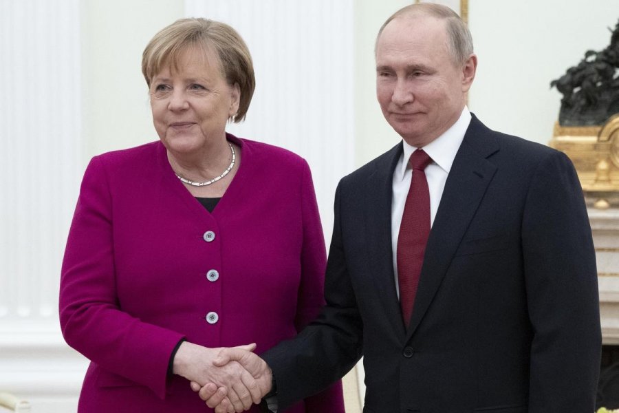 Vladimir Putin dhe Angela Merkel diskutojnë mundësinë e prodhimit të përbashkët të vaksinave