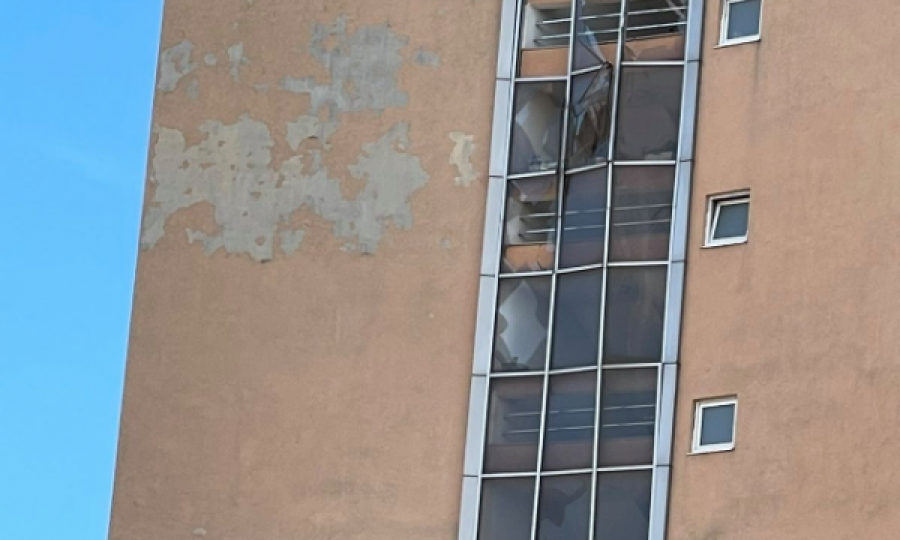 Dritaret e banesave thyhen nga fuqia e madhe e shpërthimit në Ferizaj