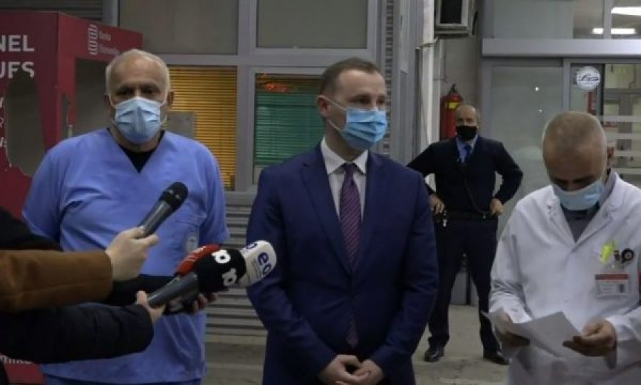 Pas shpërthimit në Ferizaj, ministri Zemaj viziton të lënduarit në QKUK