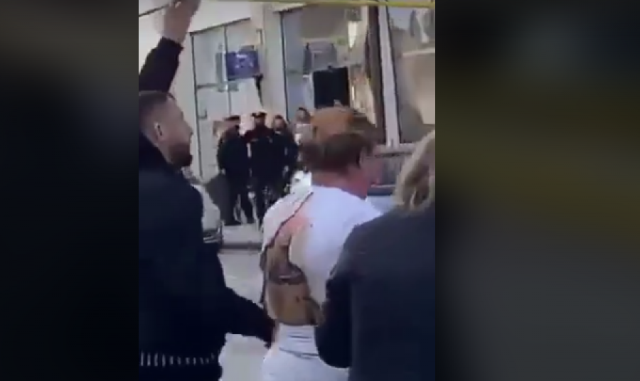 Pamje kur nxirret nga lokali gruaja me shpinë të djegur