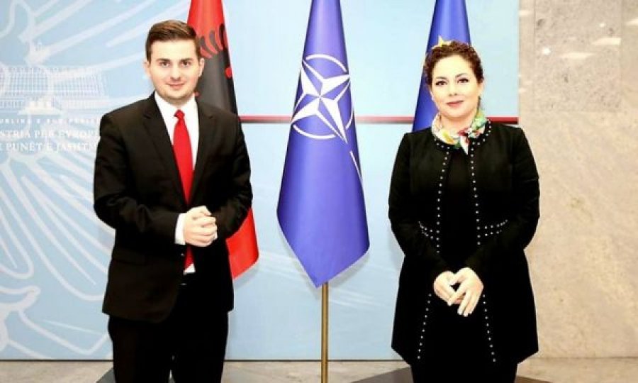Gent Cakaj ia dorëzon detyrën Olta Xhaçkës, premton vazhdim të angazhimit në të mirë të shqiptarëve