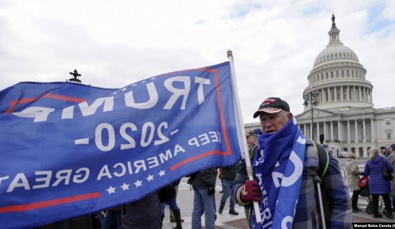 Tensione në SHBA, protestuesit pro-Trump futen në ndërtesën e Kongresit