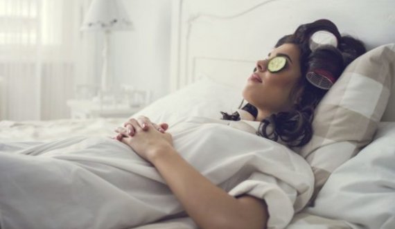 Mëngjeset e vështira: Si të veproni kur nuk ju del gjumi?