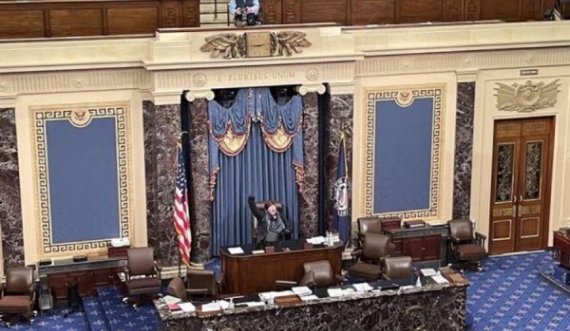 Protestuesja zë karrigen në Kongres, fotoja që po nxit reagime