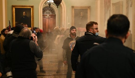 Eskalon situata në SHBA: Një person plagoset me armë brenda Kongresit