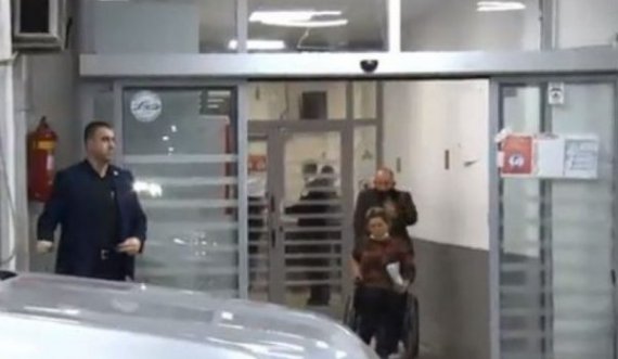 “Ma mëshoi prej dashnisë”, versioni i gruas që u godit nga burri para derës së QKUK’së