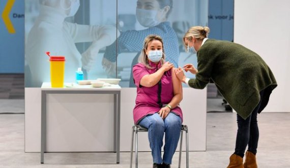 Në Holandë vaksinohet personi i parë kundër koronavirusit