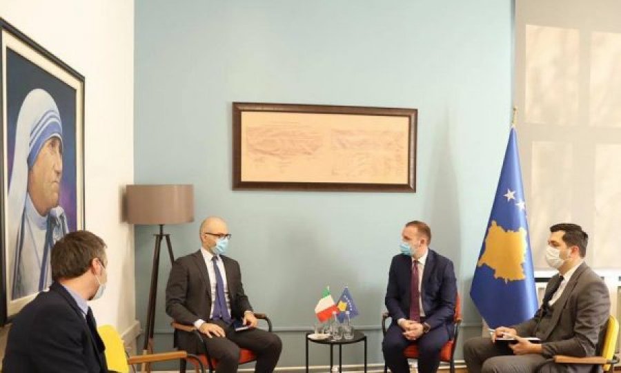 Ministri Zemaj takohet me ambasadorin e Turqisë dhe Italisë, shpreh nevojën për ndihmë për vaksina e barna