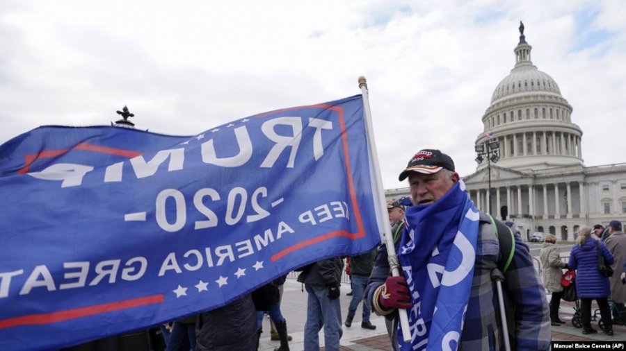 Tensione në SHBA, protestuesit pro-Trump futen në ndërtesën e Kongresit