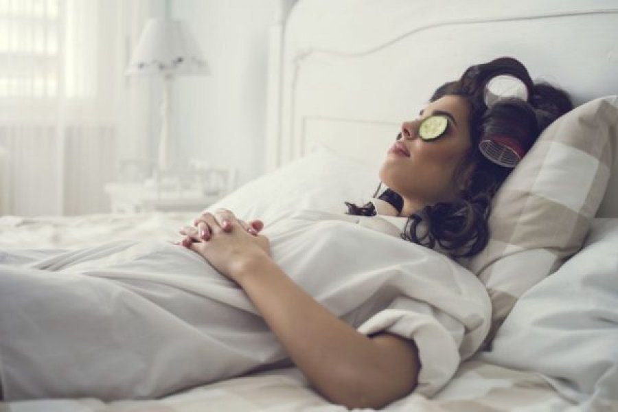 Mëngjeset e vështira: Si të veproni kur nuk ju del gjumi?