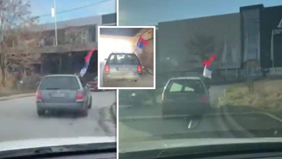 Tre persona në një veturë qarkullojnë rrugëve të Kosovës me flamur të Serbisë