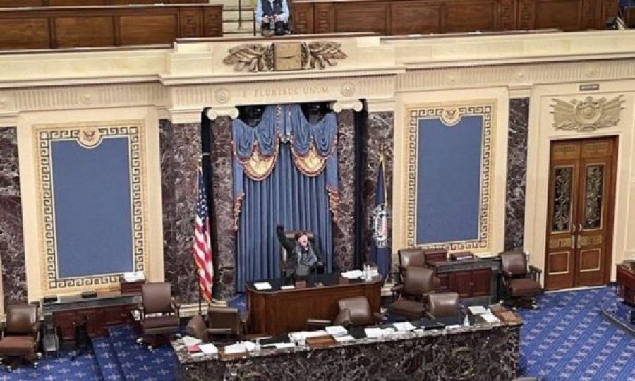 Protestuesja zë karrigen në Kongres, fotoja që po nxit reagime