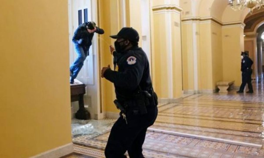CNN: Shumë policë janë plagosur brenda ndërtesës së Kongresit Amerikan