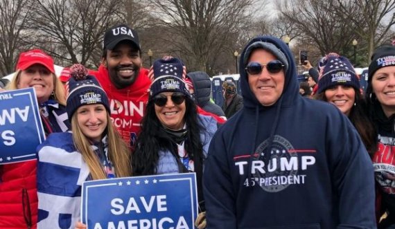 Shqiptari që udhëhoqi protestën pro Trump, me shqiponjën në gjoks i prin turmës