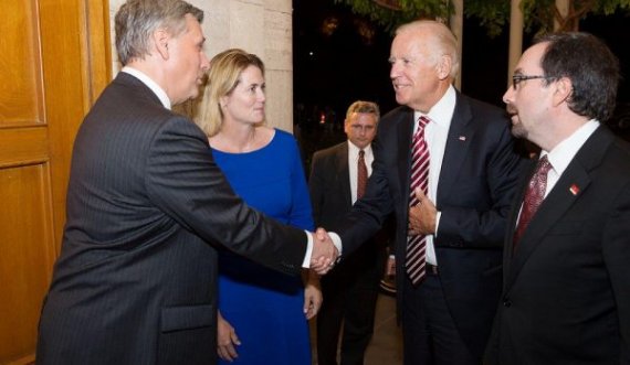 Kosnett publikon fotografi me Bidenin pasi zyrtarizohet si President i ShBA’së
