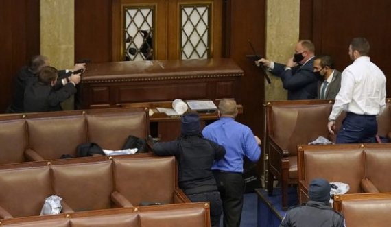 Qëlloi me armë ndaj protestuesve në Kongres, pezullohet oficeri i policisë