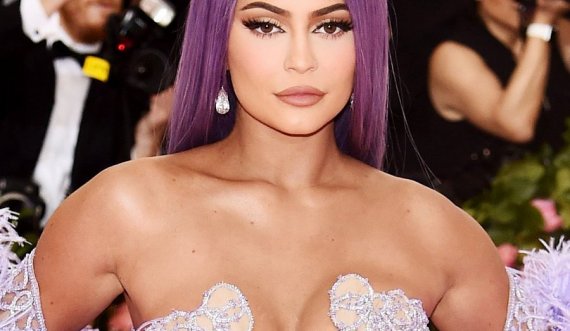 Kylie Jenner shfaqet natyrale