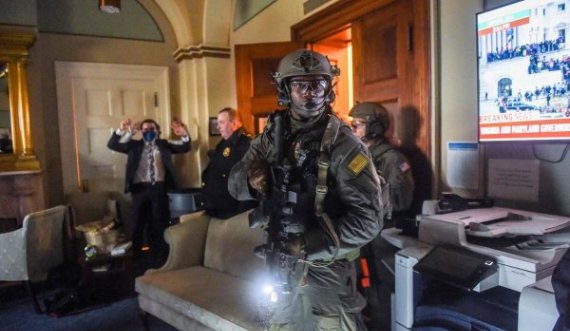 Momenti kur vijnë forcat SWAT të FBI, turma largohet nga Kapitoli