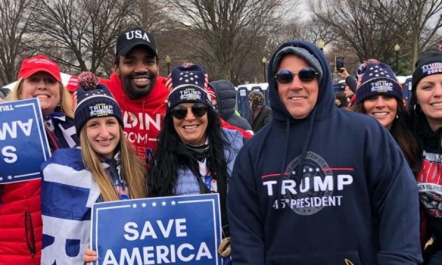 Shqiptari që udhëhoqi protestën pro Trump, me shqiponjën në gjoks i prin turmës