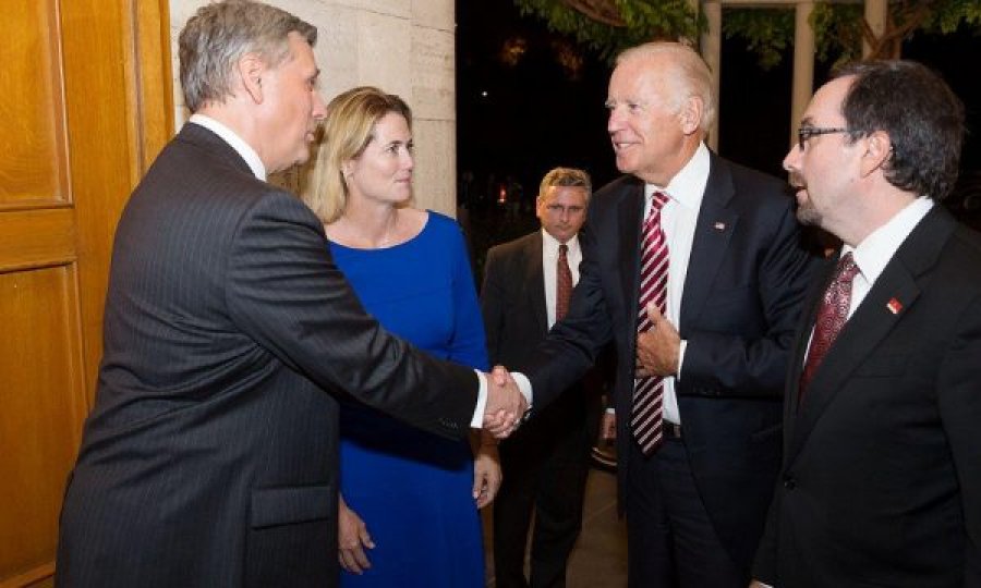 Kosnett publikon fotografi me Bidenin pasi zyrtarizohet si President i ShBA’së