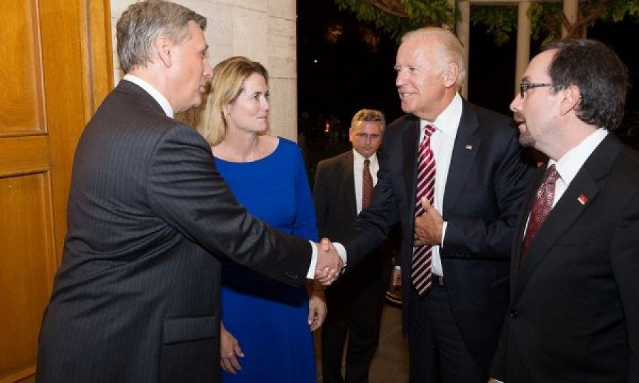 Kosnett publikon fotografi me Bidenin pasi zyrtarizohet si President i ShBA’së