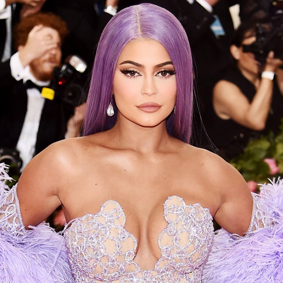 Kylie Jenner më provokuese se kurrë, por të gjithë sytë tek shenja në këmbën e saj