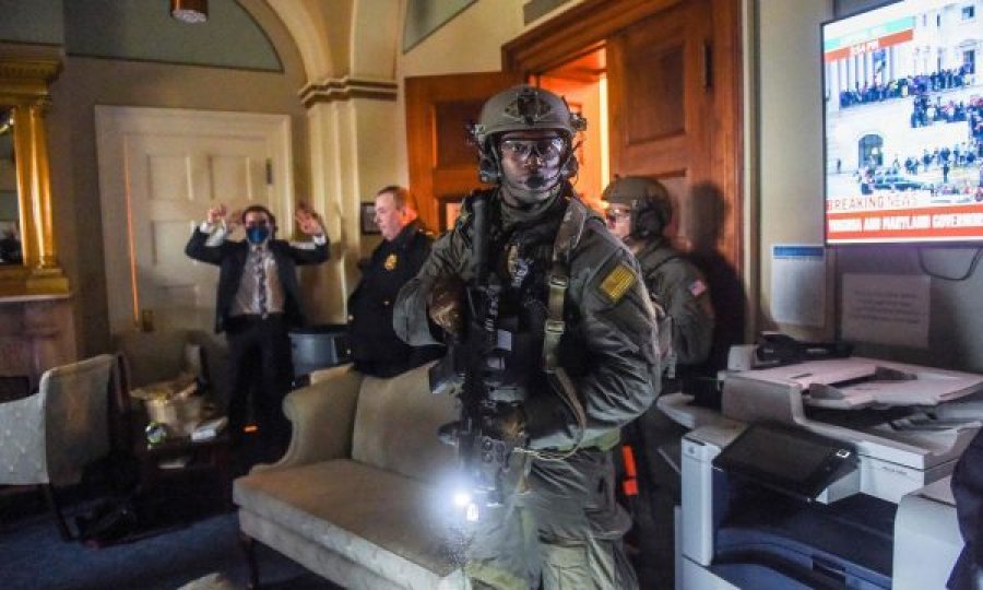 Momenti kur vijnë forcat SWAT të FBI, turma largohet nga Kapitoli