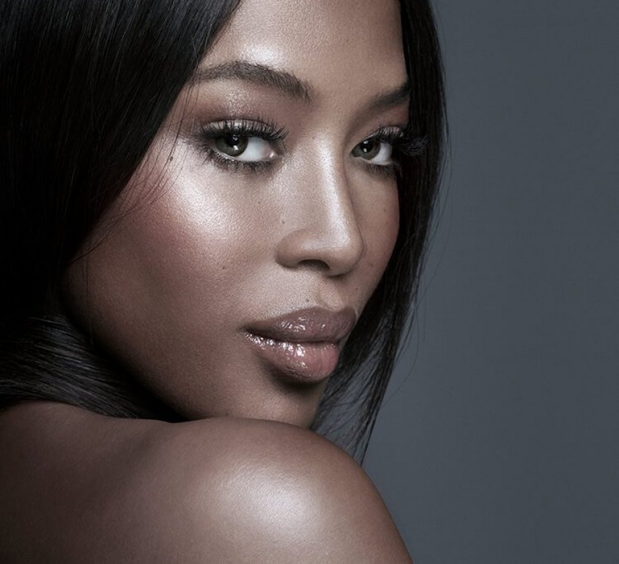 Naomi Campbell tregon asetet e saj në bikine