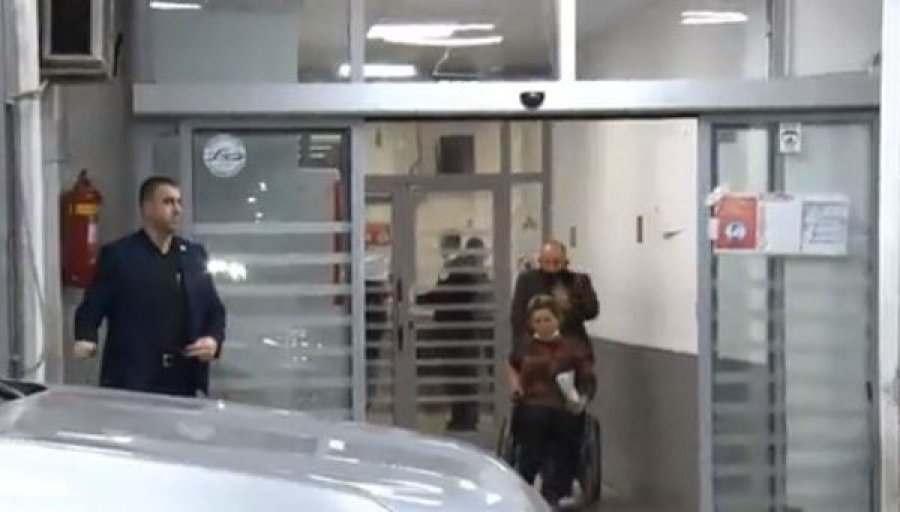 Policia jep detaje rreth rastit të burrit që i ra shuplakë gruas duke dalë nga QKUK’ja