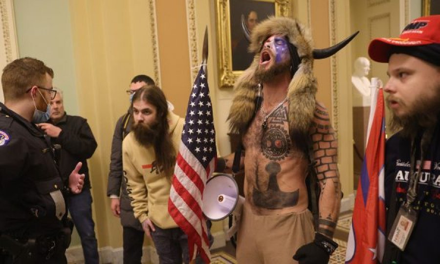 Njihuni me “shtriganin viking” që pushtoi Kongresin amerikan