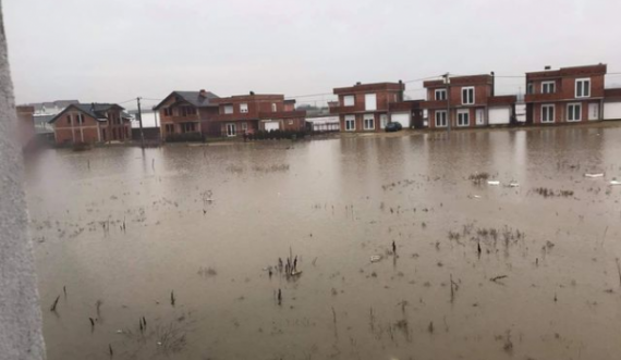 Nga reshjet e dendura të shiut që nga dje disa fshatra në Kosovë janë përmbytur