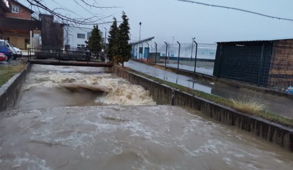 Gjendje e rënduar nga vërshimet në Malishevë, disa rrugë janë të pakalueshme