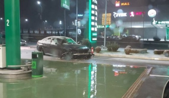 Vetura humb kontrollin, përfundon në një pompë derivatesh në Prishtinë